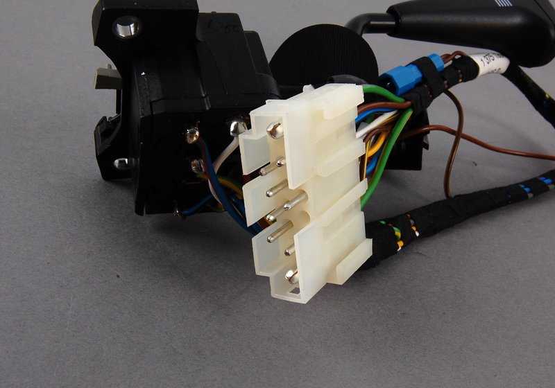 Interruptor luces intermitentes-cortas-largas OEM 61311375190 para BMW E30, E24. Mando original para conmutar intermitentes, luces de cruce y largas. Repuesto original BMW.