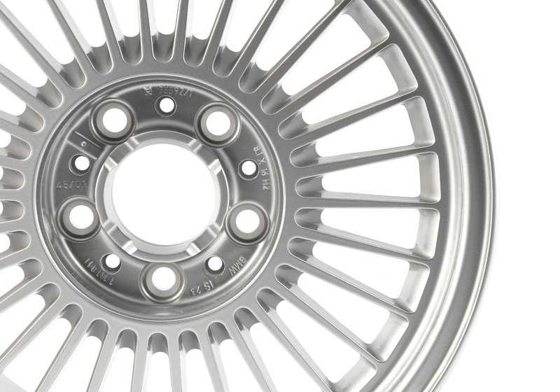 Multiradio 4e roues en alliage pour la série BMW 7 E38 (OEM 36111181841). BMW d'origine
