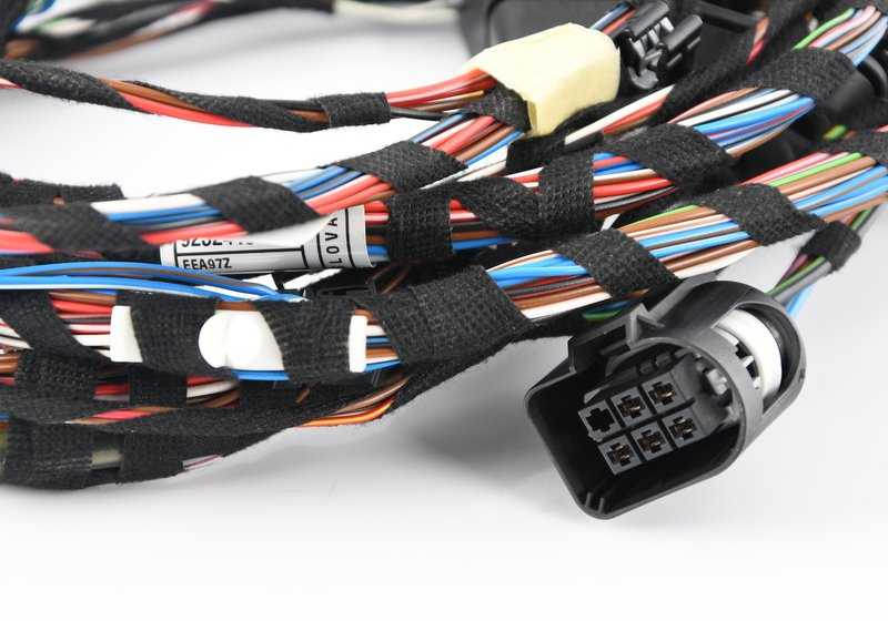 Cableado de puerta lado conductor OEM 61129232415 para BMW Z4 E89 (sDrive18i, sDrive20i, sDrive23i). Modelos compatibles: LL11, LL12, LL21, LL22, LL31, LL32, LL41, LL42, LM31, LM32. Original BMW.