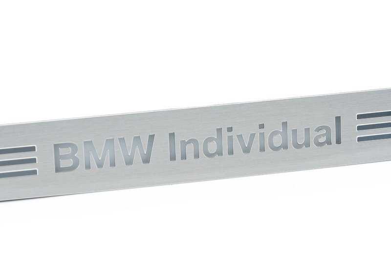Embellecedor entrada puerta delantera OEM 51478059064 para BMW X5 F15 y BMW X6 F16. Pieza original BMW.