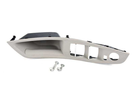 Inserto tirador puerta izquierda OEM 51417225869 color gris everest para BMW F10 y F11. Original BMW.