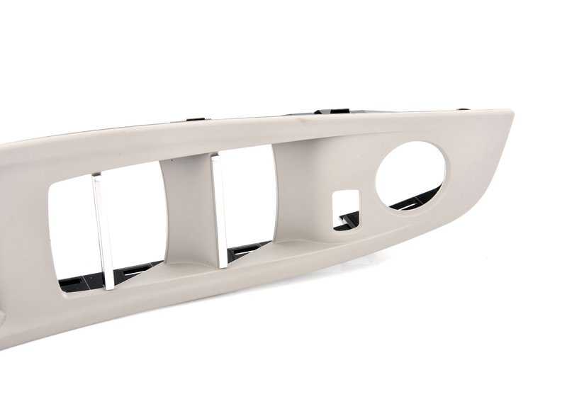 Inserto tirador puerta izquierda OEM 51417225869 color gris everest para BMW F10 y F11. Original BMW.