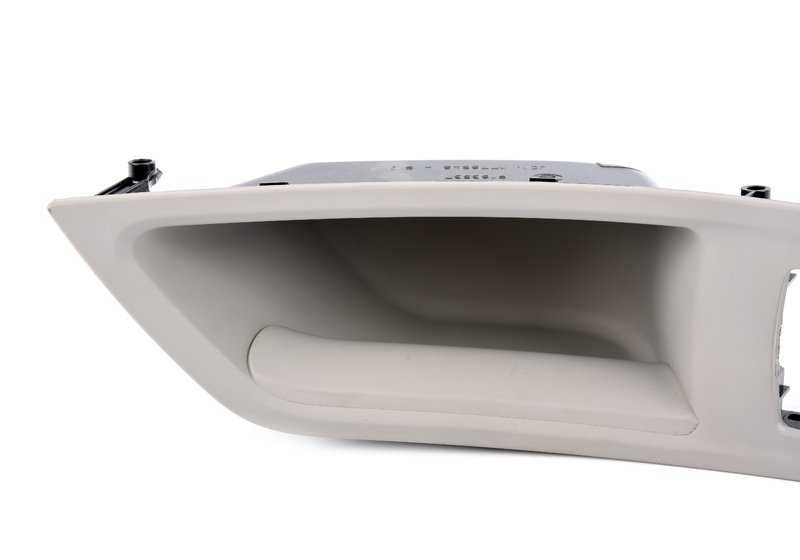 Inserto tirador puerta izquierda OEM 51417225869 color gris everest para BMW F10 y F11. Original BMW.
