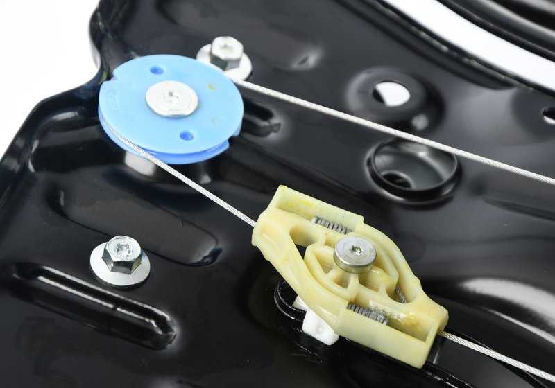 Elevalunas trasero izquierdo OEM 51377198049 para BMW E93. Original BMW.