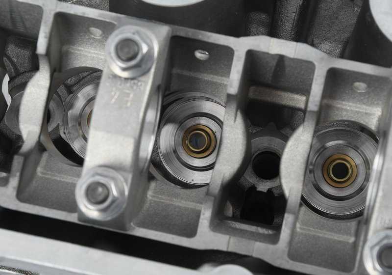 Culata de motor con árboles de levas OEM 11121739980 para BMW E36. Repuesto original BMW.