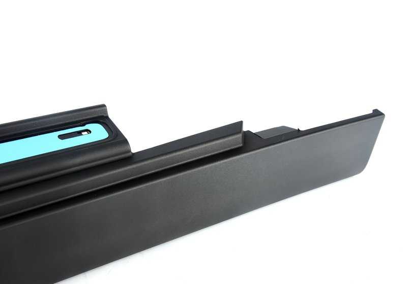 Cubrepanel lateral derecho OEM 51775A3E756 para MINI F55 (Cooper, Cooper S, Cooper D, One) y F65. Pieza original MINI. Ideal para sustituir el embellecedor lateral derecho dañado o desgastado.