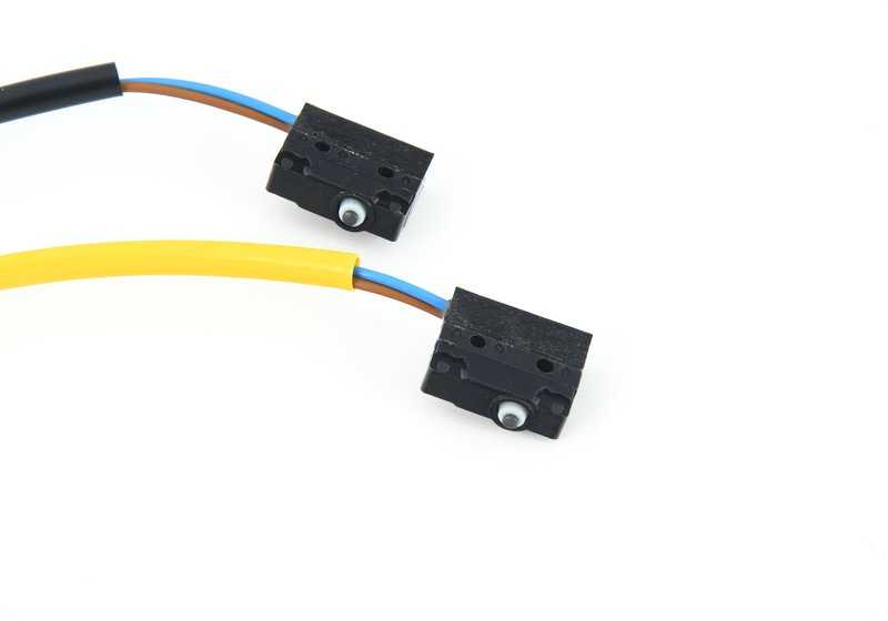Microinterruptor cierre maletero OEM 61318360292 para BMW E38. Original BMW.