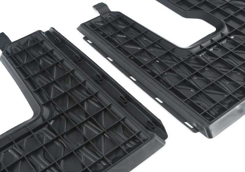 OM 5147245857 Rear Waterproof Rubber for BMW X7 (G07, G07N). Water and wear resistant. Original BMW.