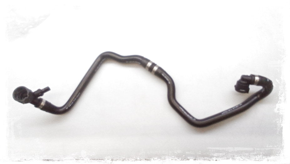 Tubo del radiador auxiliar OEM 17128590690 para BMW G30, G31, G11, G12, G05, G06. Original BMW.