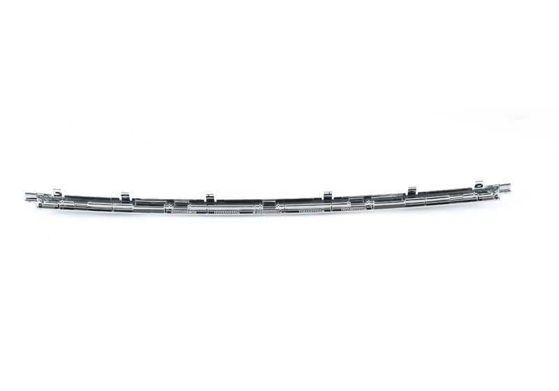 Embellecedor parrilla delantera OEM 51117005988 para BMW E39. Original BMW.