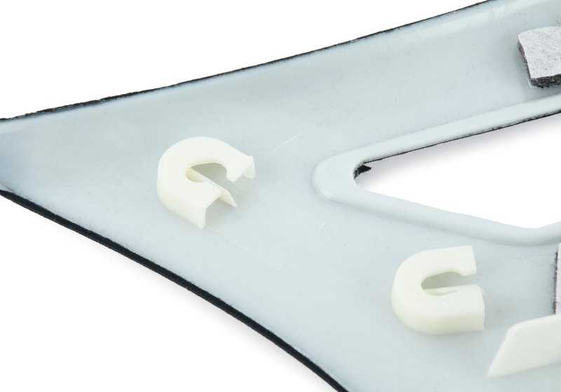 Adorno columna C derecha OEM 51432699104 para BMW Serie 3 E46 (316i, 318i, 320i, 325i) 1998-2004, color negro. Original BMW.