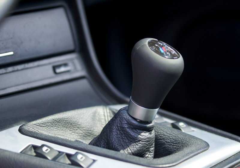 Pomo de cambio de marchas en cuero con placa M/5 velocidades OEM 25117896031 para BMW Serie 3 E46. Original BMW.
