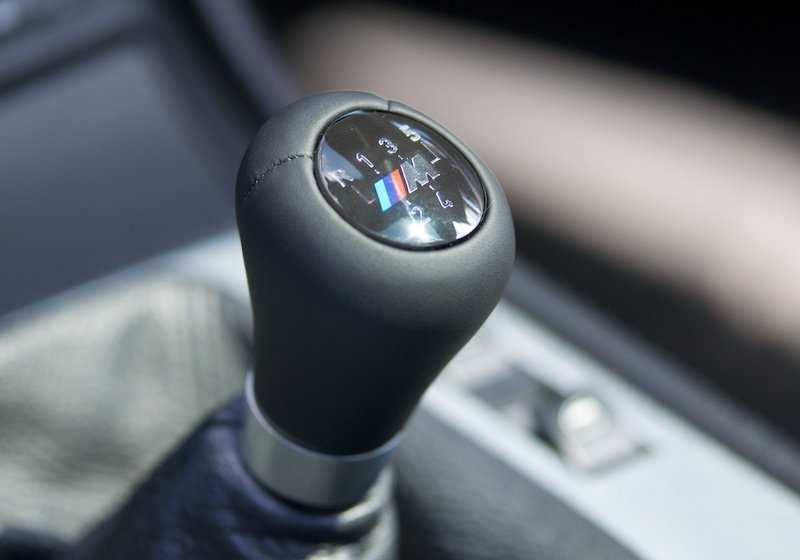 Pomo de cambio de marchas en cuero con placa M/5 velocidades OEM 25117896031 para BMW Serie 3 E46. Original BMW.