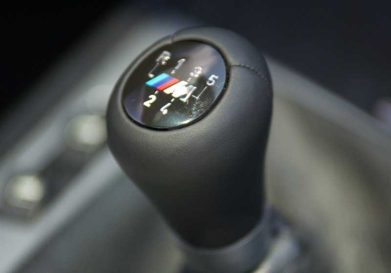 Pomo de cambio de marchas en cuero con placa M/5 velocidades OEM 25117896031 para BMW Serie 3 E46. Original BMW.