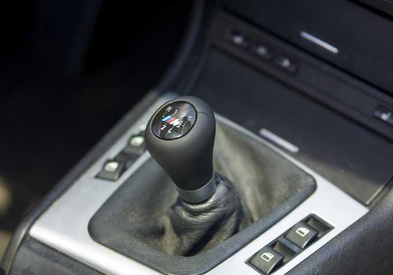 Pomo de cambio de marchas en cuero con placa M/5 velocidades OEM 25117896031 para BMW Serie 3 E46. Original BMW.