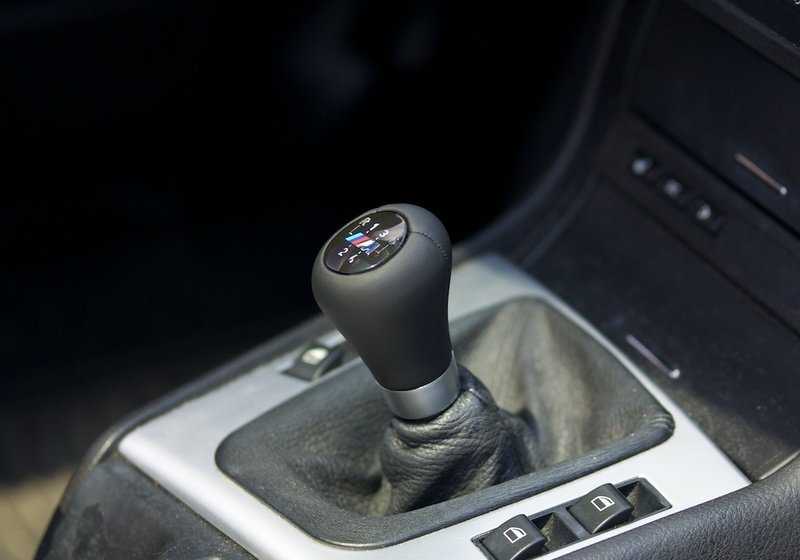 Pomo de cambio de marchas en cuero con placa M/5 velocidades OEM 25117896031 para BMW Serie 3 E46. Original BMW.