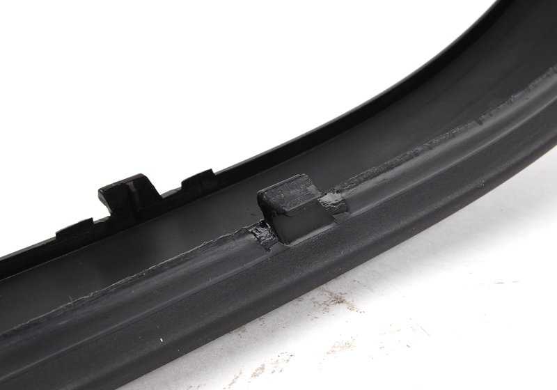 Moldagem OEM do para -choque traseiro esquerdo OEM 51128195315 para BMW 3 E46 Series. Peça original da BMW.