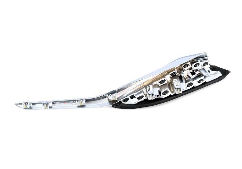 La couverture centrale de la couverture a terminé Chrome pour BMW G42, G22, G23, G26 (OEM 5116997205). BMW d'origine