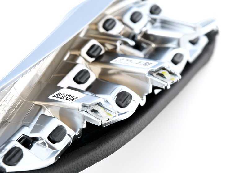 La couverture centrale de la couverture a terminé Chrome pour BMW G42, G22, G23, G26 (OEM 5116997205). BMW d'origine