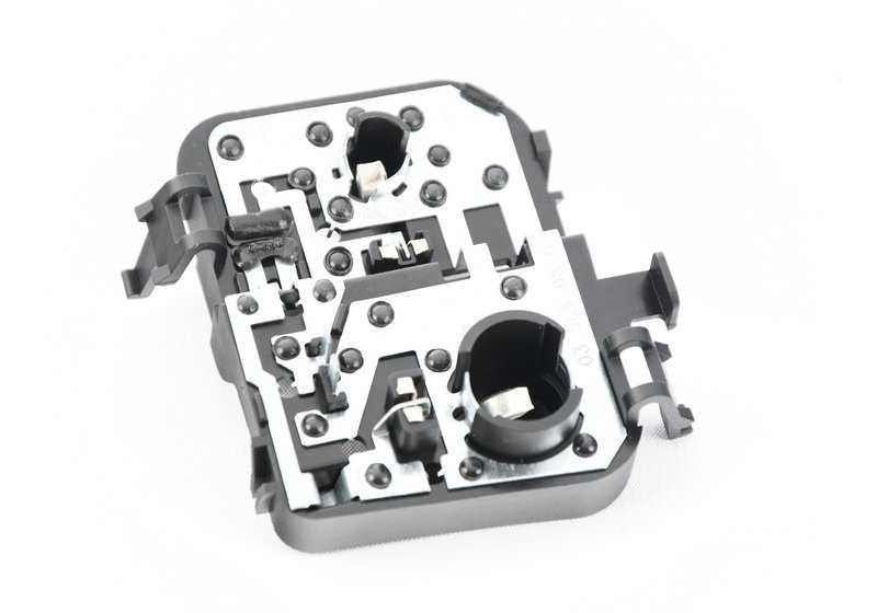 Soporte porta lámparas luz trasera portón izquierdo OEM 63217390233 para BMW F26. Original BMW.