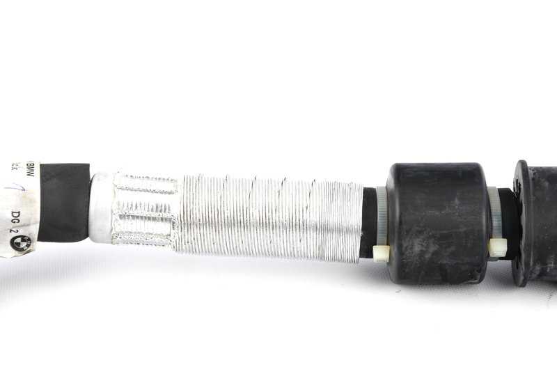 Tubo de sucção de evaporador para compressor OEM 64538377633 para BMW E36. Conduz o líquido de arrefecimento do ar condicionado. BMW original.