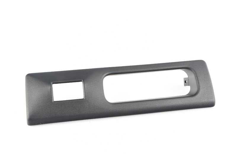 Embellecedor lateral derecho negro OEM 52201951542 para BMW E32. Pieza original BMW. Ideal para restaurar el interior o sustituir parte de la moldura lateral del reposacabezas trasero.