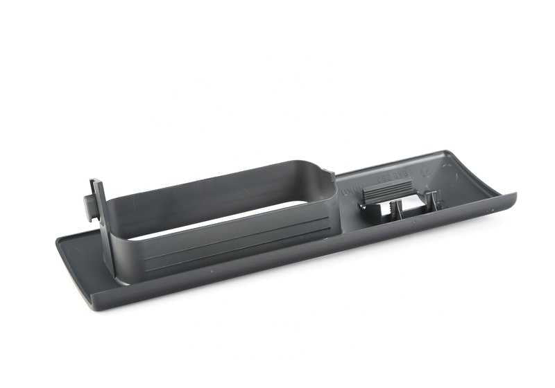 Embellecedor lateral derecho negro OEM 52201951542 para BMW E32. Pieza original BMW. Ideal para restaurar el interior o sustituir parte de la moldura lateral del reposacabezas trasero.