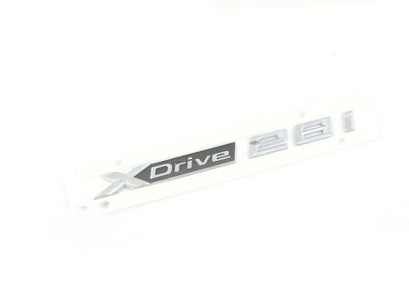Emblema "X Drive 28i" OEM 51147452538 para BMW F48. Original BMW.