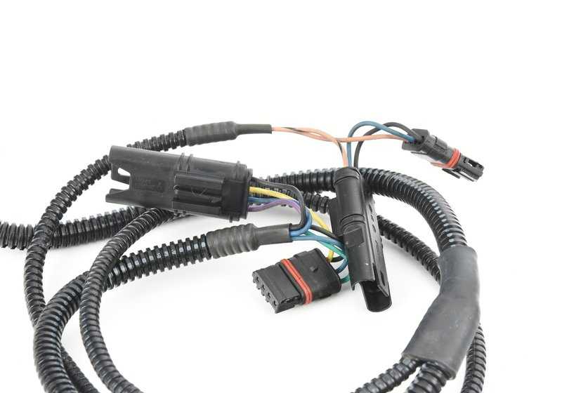 Adorno columna B inferior derecha OEM 51438226580 para BMW Serie 3 E46 (1998-2004). Original BMW.