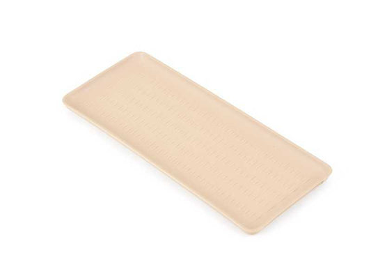 Copertura anteriore OEM 51168242844 per la serie BMW 3 E46. Colore beige leggero. È installato nella console centrale come parte del compartimento delle diapositive. BMW originale.