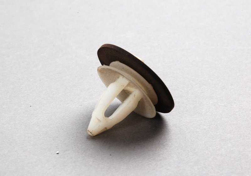 Clip con arandela de sellado OEM 51412155030 para BMW E36. Original BMW.