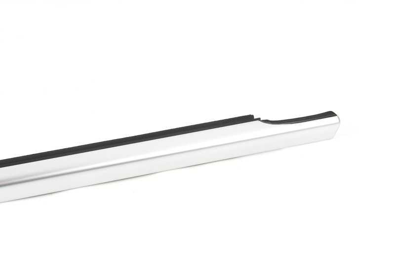 Cobertura exterior de puerta trasera izquierda OEM 51357392179 para BMW F10. Original BMW.