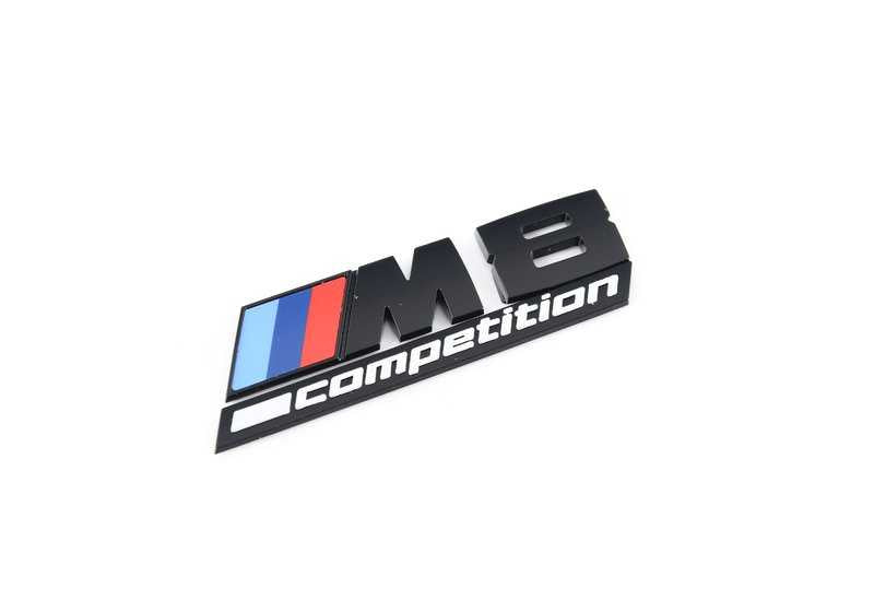 Emblema decorativo "M8 Competition" OEM 51168099567 para BMW F91, F92, F93. Pieza original BMW para embellecer la consola central.