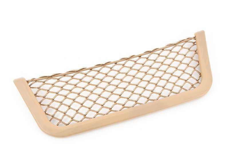 Red de almacenamiento para el reposapiés delantero OEM 51476967996 para BMW E60, E61. Original BMW.