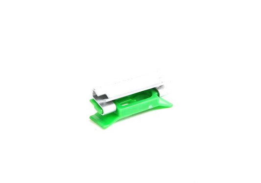 Clip plástico inferior derecho OEM 51137172103 para BMW E90, E91. Compatible con modelos 316d, 316i. Pieza original BMW. Ideal para fijación de molduras exteriores.