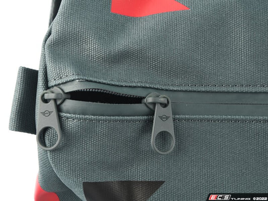 Borsa da viaggio MINI Graphic colore Salvia/multicolor OEM 80225A51685, con tracolla staccabile e cerniera bidirezionale idrorepellente. MINI originale.