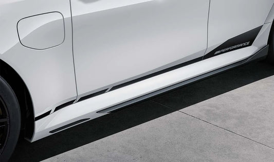 Vinilo decorativo lateral M Performance negro mate OEM 82145B4CB34 para BMW Serie 3 G20 y G21. Resalta el diseño deportivo del coche con líneas paralelas y logo M Performance. Original BMW.