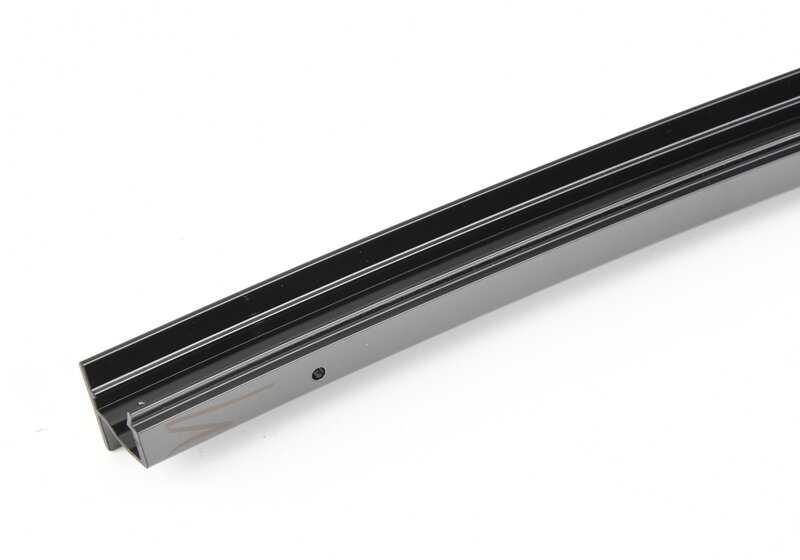 Embellecedor guía de ventana derecha OEM 51357289658 para BMW F15, F85. Color negro brillante. Original BMW.