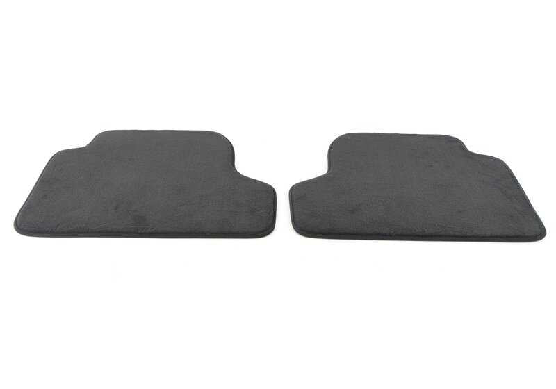 Juego de alfombrillas traseras OEM 51477910608 en color antracita para BMW Serie 4 {F32, F32N, F82, F82N}. Accesorio original BMW.