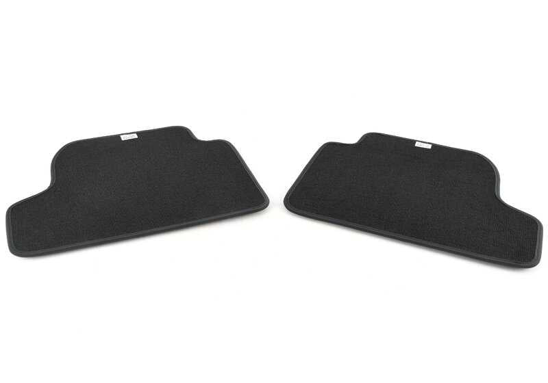 Juego de alfombrillas traseras OEM 51477910608 en color antracita para BMW Serie 4 {F32, F32N, F82, F82N}. Accesorio original BMW.