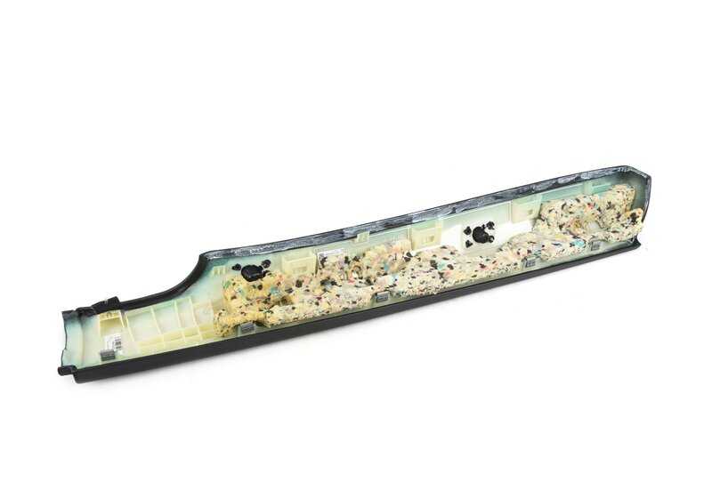 Revestimiento lateral trasero izquierdo OEM 51437337861 para BMW F33 y F83. Original BMW.