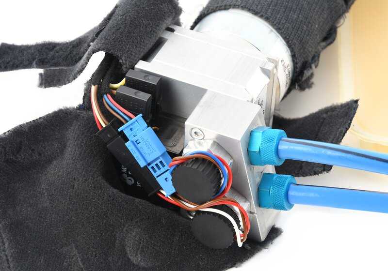 Motor ajuste asiento activo OEM 52108234873 para BMW E39, E38. Compatible con modelos 520d, 520i con distintas motorizaciones y transmisiones. Repuesto original BMW.