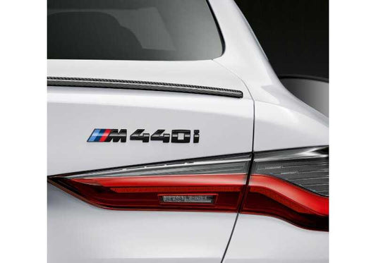 Rear emblem "M440i" OEM 51142472852 in bright black for BMW G22 4 Coupé series. It brings a sporty and elegant touch. Compatible with all G22 models. Original BMW.