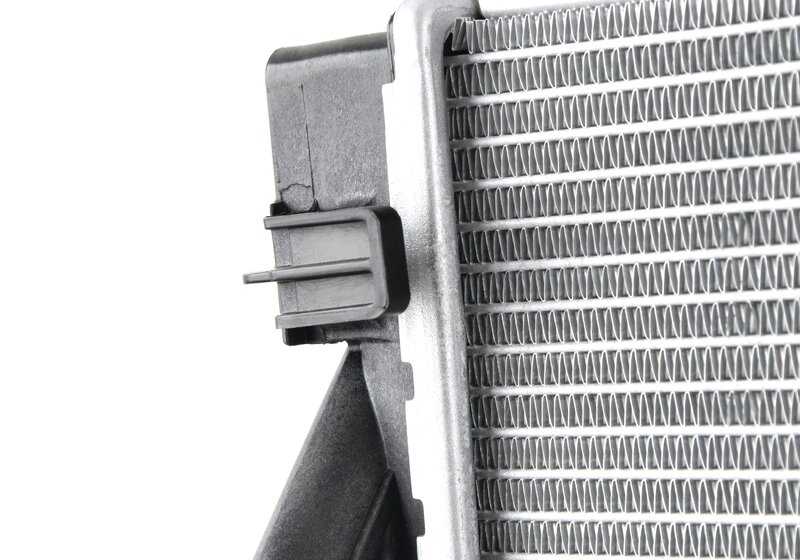 Radiador de refrigerante OEM 17118743664 para BMW G30, G30N, G31, G32, G11, G12. Recambio original BMW.