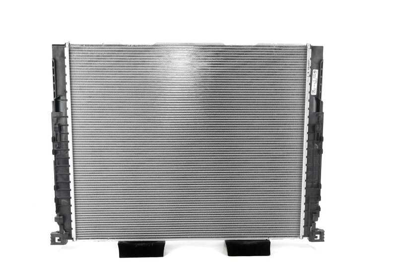 Radiador de refrigerante OEM 17118743664 para BMW G30, G30N, G31, G32, G11, G12. Recambio original BMW.