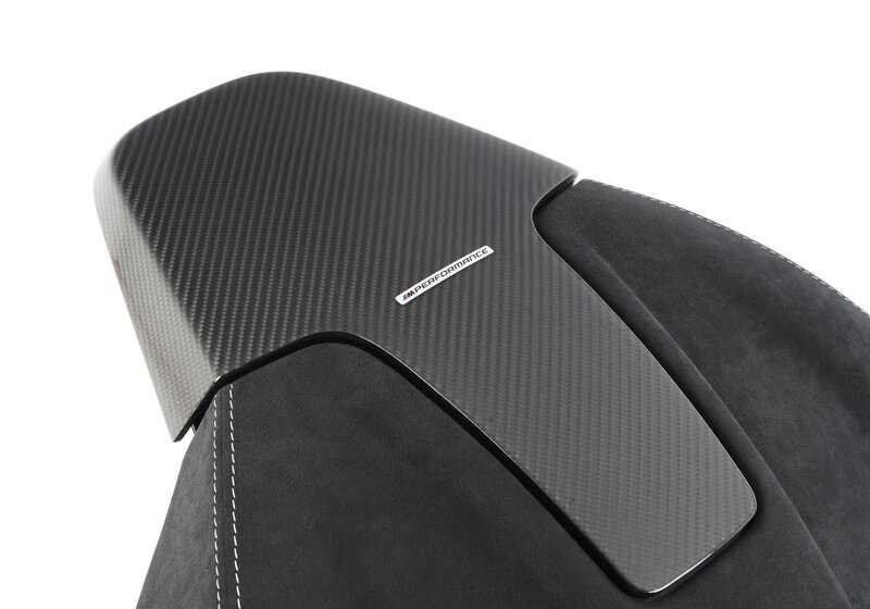 Respaldo asiento M Performance OEM 52105A40304 para BMW G20 {316d, 318d}. Acabado en carbono brillante y Alcantara. Mejora estética interior con estilo deportivo. Original BMW.
