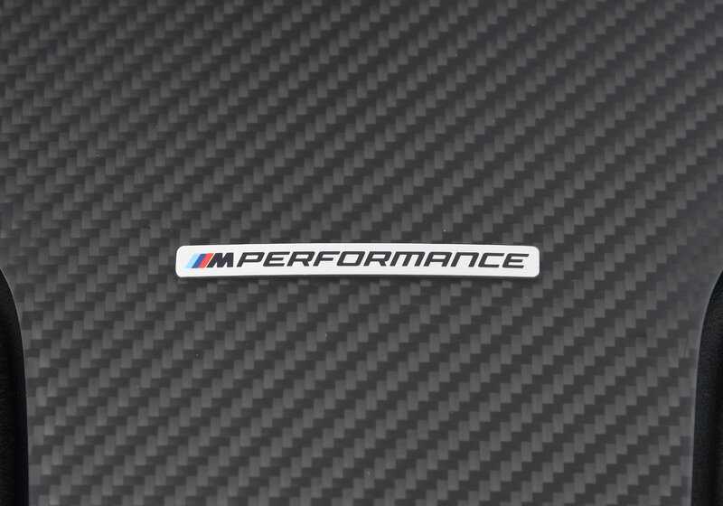 Respaldo asiento M Performance OEM 52105A40304 para BMW G20 {316d, 318d}. Acabado en carbono brillante y Alcantara. Mejora estética interior con estilo deportivo. Original BMW.