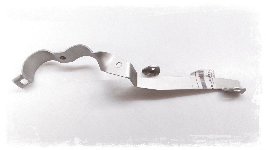 Soporte del sistema de escape OEM 18212247981 para BMW E39 525d y 530d. Compatible con modelos fabricados entre 1998 y 2003. Original BMW.