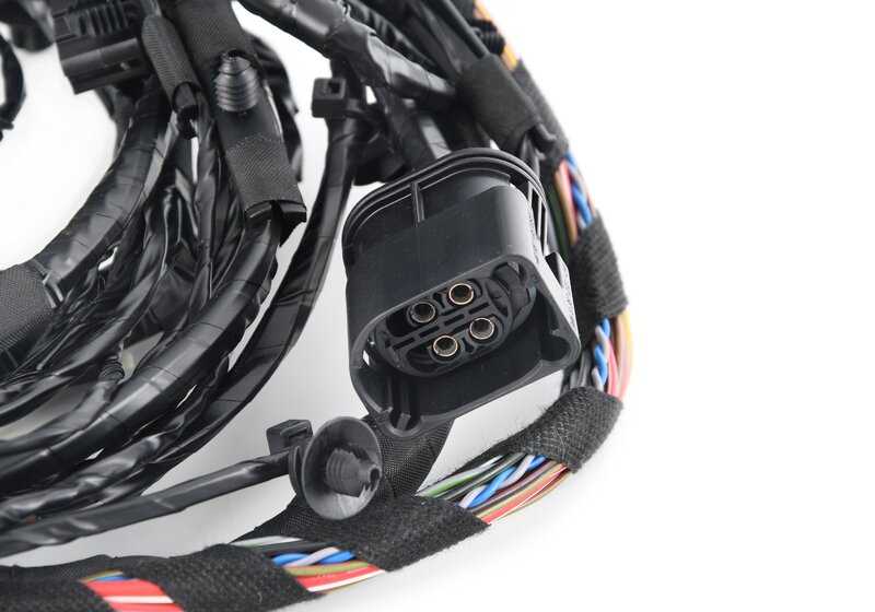 Conjunto de cabos de substituição, área do amortecedor esquerdo para BMW E81, E82, E87, E87N, E88, E90N, E91N, E92, E93 (OEM 61129206018). BMW originais.