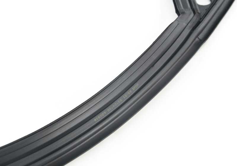 Guía de ventana derecha OEM 51321908976 para BMW Serie 7 E32 (modelos 730i, 730iL con motor M30 o M60, transmisión manual o automática). Original BMW.
